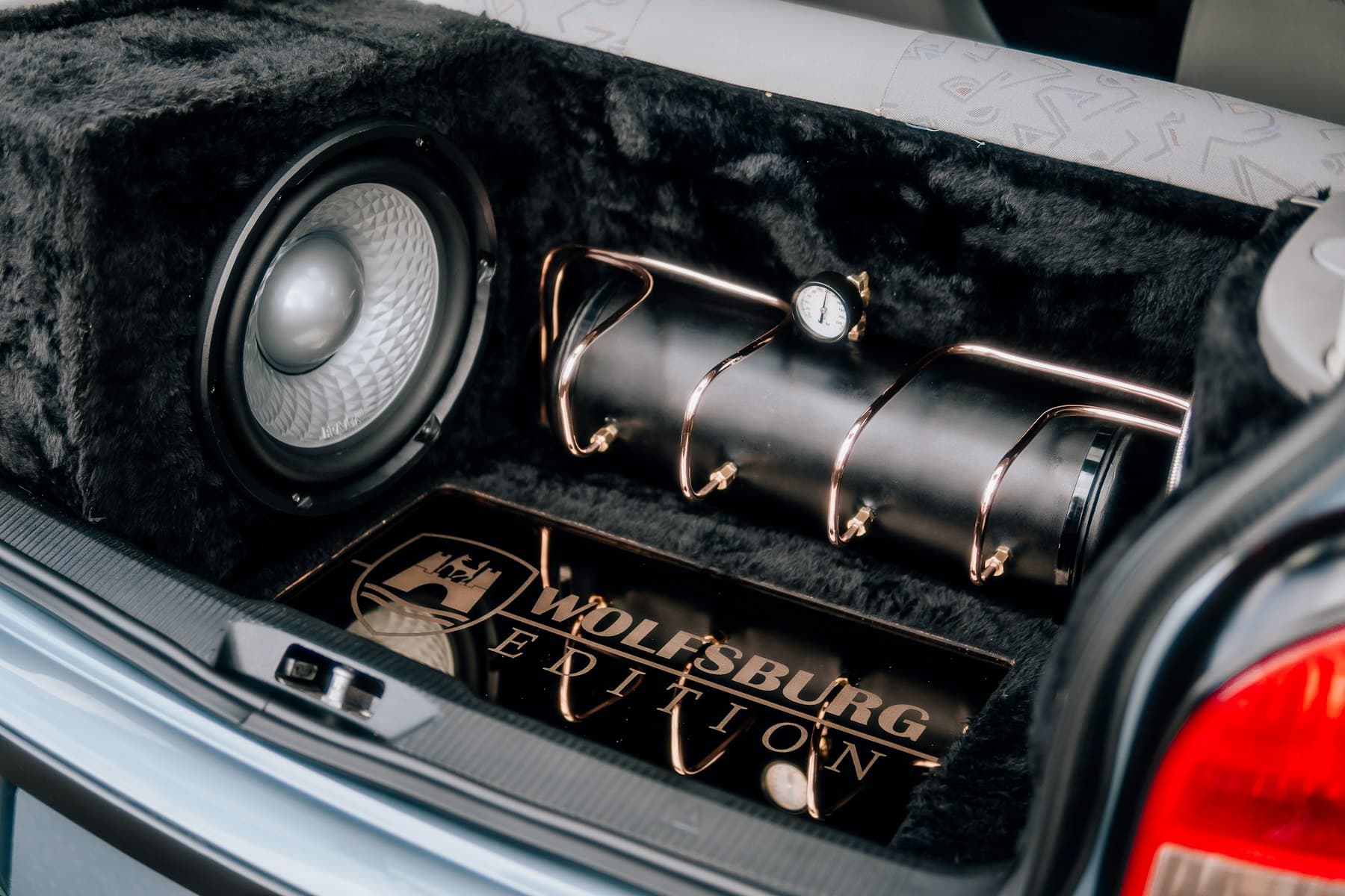 Custom trunk build with subwoofers and amplifiers
